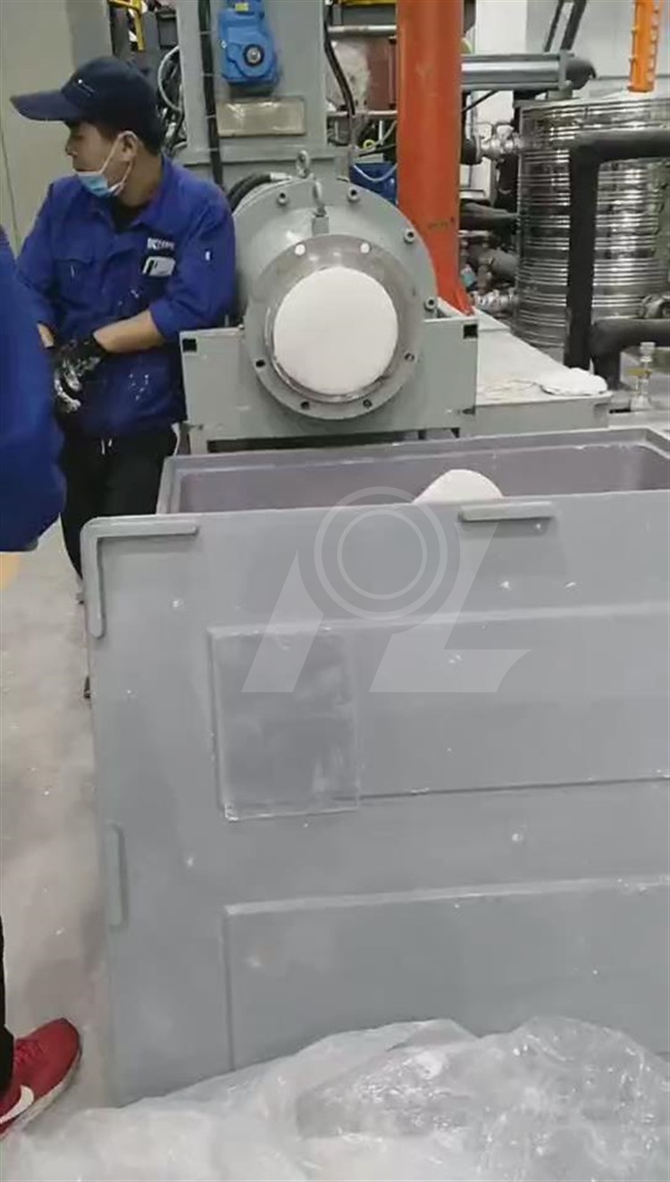 2，上料，捏合精煉